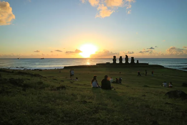 Grupos Pessoas Observando Pôr Sol Ahu Tahai Costa Oceano Pacífico — Fotografia de Stock