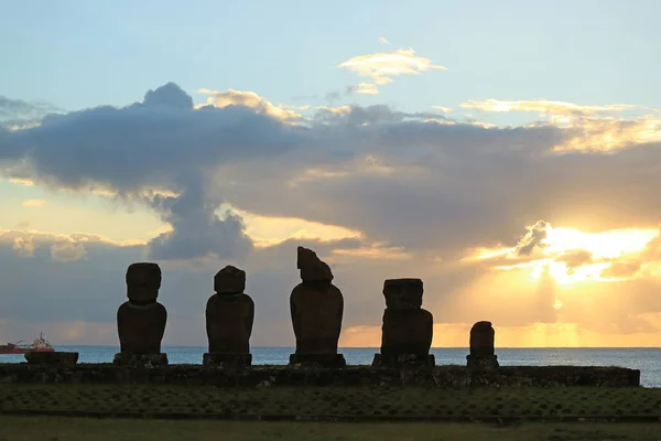 Silhueta Dos Moais Plataforma Cerimonial Ahu Tahai Contra Pôr Sol — Fotografia de Stock