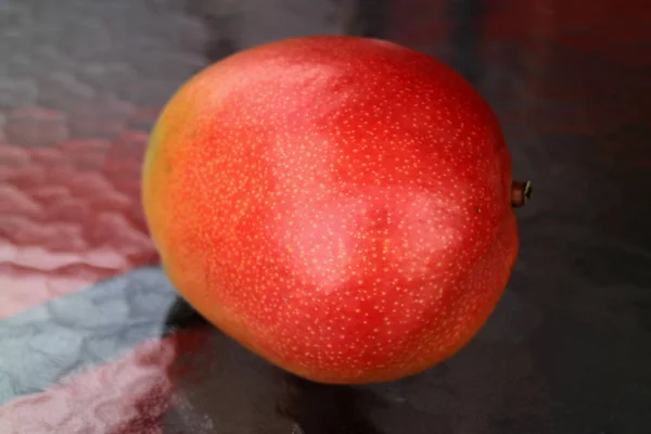 Färsk Mogen Mango Isolerad Bordet Chile Sydamerika — Stockfoto