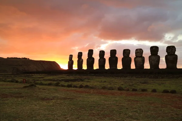 Silhouette Nove Delle Enormi Statue Moai Ahu Tongariki Contro Cielo — Foto Stock