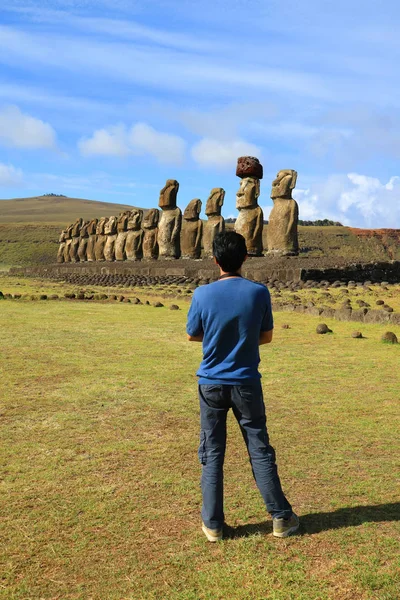 Visitor Looking Huge Moai Statues Ahu Tongariki Archaeological Site Easter — Stock Photo, Image