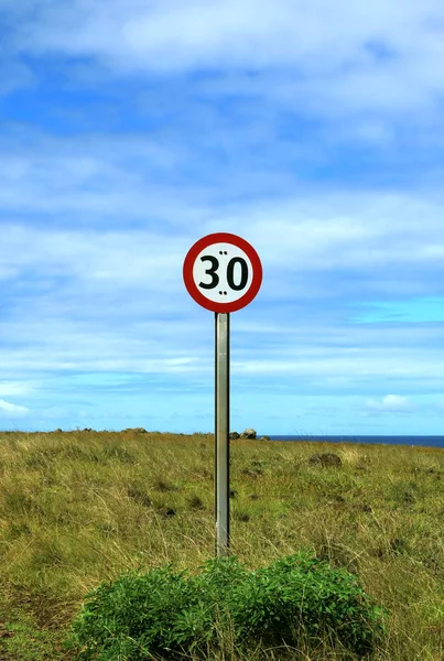 Verticaal Beeld Van Maximumsnelheid Wegwijzer Weg Van Paaseiland Chili Zuid — Stockfoto