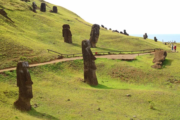 Stok Pełen Opuszczonych Gigantycznych Posągów Moai Wulkanu Rano Raraku Oceanem — Zdjęcie stockowe