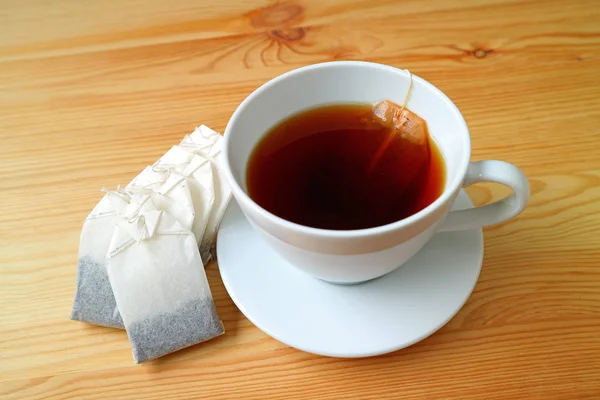 Eine Tasse Frisch Gebrühten Heißen Tee Mit Teebeutel Auf Dem — Stockfoto