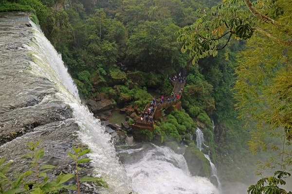 Vue Aérienne Nombreuses Personnes Découvrant Cascade Impressionnante Promenade Iguazu Falls — Photo