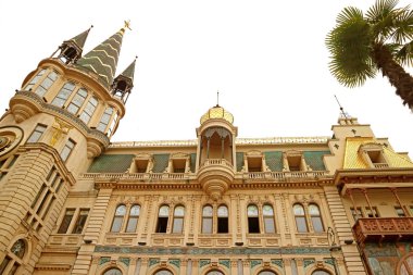 Gürcistan Ulusal Bankası 'nın Muhteşem Yüzü ve Avrupa Meydanı' ndaki Astronomik Saat Kulesi, Batum, Adjara Bölgesi, Gürcistan