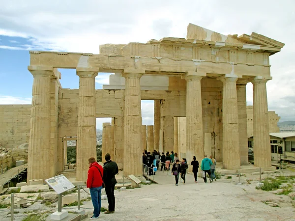 Propylaea Monumental Gate Entrada Para Acrópole Atenas Com Muitos Visitantes — Fotografia de Stock