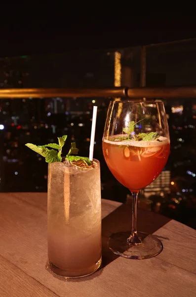 Tropikal Bir Yaz Gecesinde Çatıdaki Barın Terasında Iki Bardak Kokteyl — Stok fotoğraf