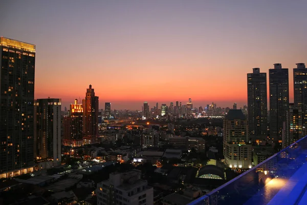 Impresionante Vista Panorámica Del Centro Bangkok Con Vibrante Cielo Atardecer —  Fotos de Stock