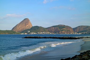 Sugarloaf Dağı ve Urca Tepesi, Brezilya 'nın Rio de Janeiro kentindeki ünlü Doğal Anıt