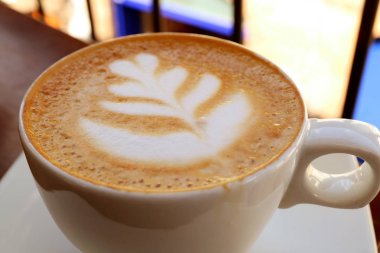 Cusco, Peru 'da bir fincan sıcak cappuccino kahvesi ve kahve servisi yapan kafenin üst katındaki terası kapattım.