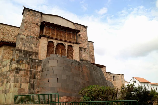 Coricanchaまたは上に構築サントドミンゴ教会の修道院とインカの太陽の神殿 クスコの考古学的遺跡 ペルー — ストック写真