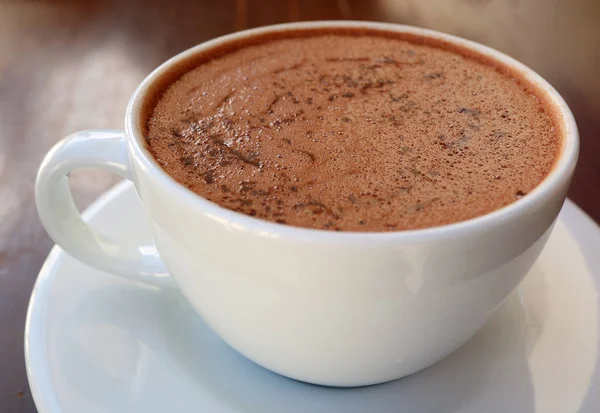 Cerró Una Taza Chocolate Caliente Servido Mesa Madera —  Fotos de Stock