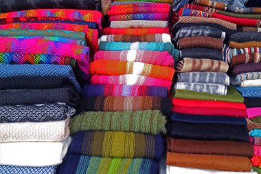 Chinchero, Cuzco, Peru Geleneksel Pazarı 'nda Renkli Örgü Tekstil Yığını