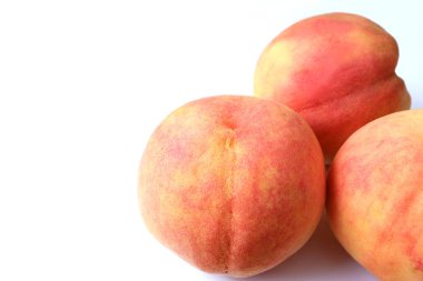 Beyaz Arkaplanda Metin veya Tasarım İçin Boş Alan ile İzole edilmiş Üç Taze Olgun Şeftali