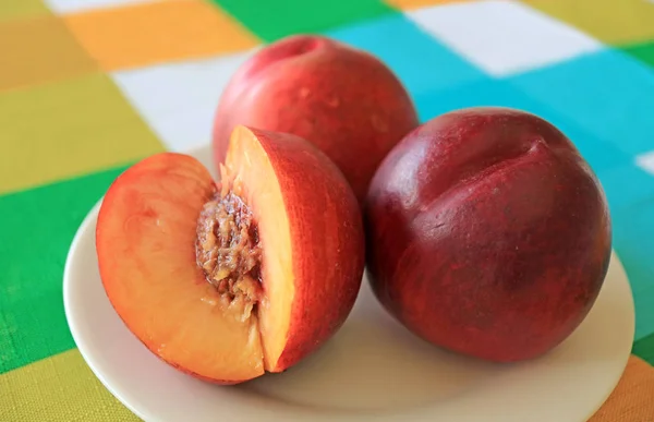 Twee Verse Rijpe Nectarine Hele Vruchten Met Een Gesneden Nectarine — Stockfoto