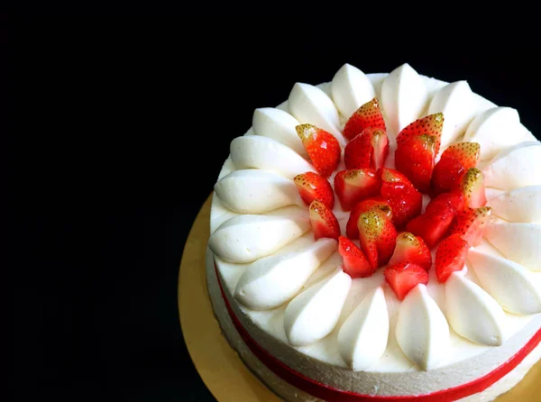 Köstliche Frische Erdbeer Vanille Kurzer Kuchen Isoliert Auf Schwarzem Hintergrund — Stockfoto