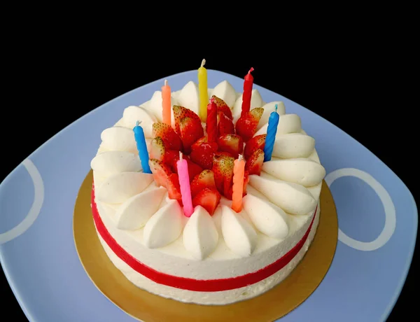 Çilekli Vanilyalı Kısa Kek Çok Renkli Mumlar Kutlamaya Hazırlanıyor — Stok fotoğraf