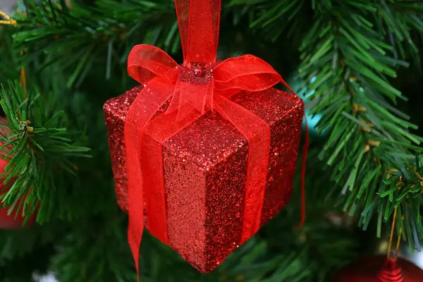 Närbild Röd Glitter Square Presentförpackning Formad Prydnad Hängande Julgranen — Stockfoto