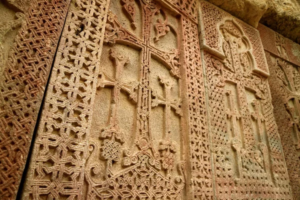 Nahaufnahme Erstaunliche Details Von Chachkar Oder Armenischen Kreuzsteinen Der Felswand — Stockfoto