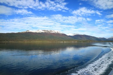 Kıç tarafındaki su köpüğü eğrisi Beagle Kanalı, Patagonya, Arjantin 'de geziniyor.