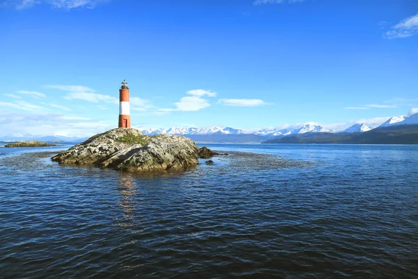 阿根廷巴塔哥尼亚Ushuaia Tierra Del Fuego Beagle海峡岩石岛上的Les Eclaireurs灯塔 红白相间的条纹状灯塔 — 图库照片