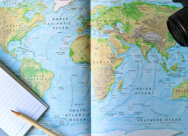 Cuaderno Con Lápiz Blanco Cámara Mapa Del Mundo — Foto de Stock