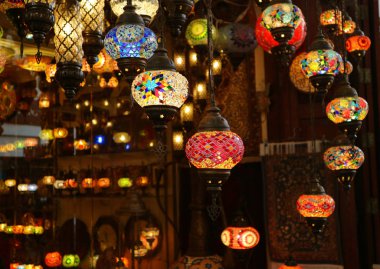 Arap Tarzı Çok Renkli Asılı Mozaik Lambalar Geceleyin