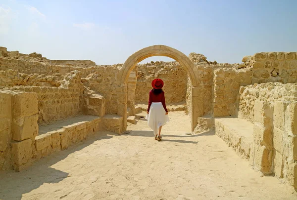 Kobieta Podziwiająca Bahrajn Fort Lub Qal Bahrajn Unesco Światowe Dziedzictwo — Zdjęcie stockowe
