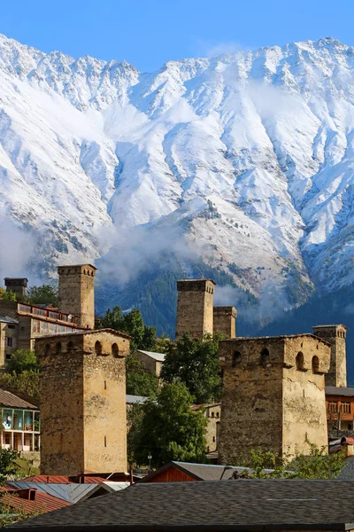 Arka Planda Kar Kaplı Kafkas Dağı Mestia Svaneti Bölgesi Gürcistan — Stok fotoğraf