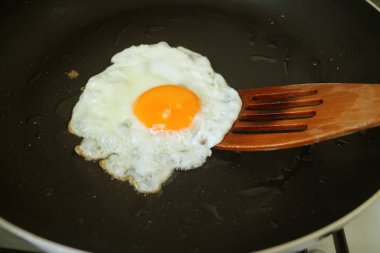 Sunny Side Up Yumurtası, kızartmaya hazır.