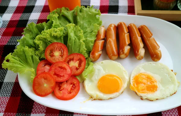 Placa Huevos Fritos Salchichas Fritas Con Ensalada Fresca Para Desayuno —  Fotos de Stock