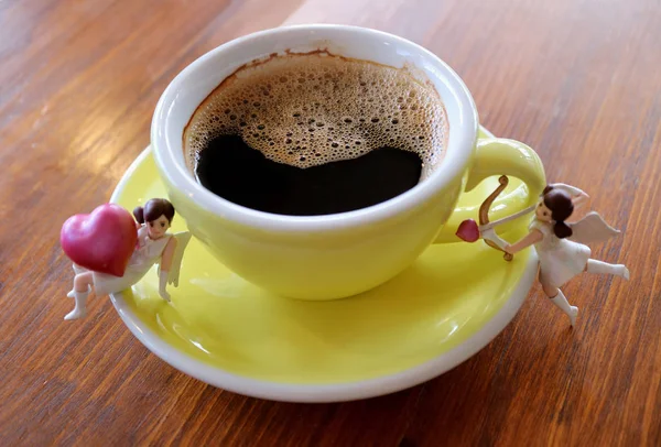 Tasse Lächelnden Schwarzen Kaffee Mit Zwei Niedlichen Mini Amor Mädchen — Stockfoto