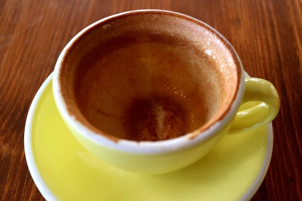 Leere Tasse Fertigen Cappuccino Kaffees Isoliert Auf Holztisch — Stockfoto