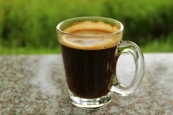 Cerró Una Taza Café Caliente Terraza Aire Libre Con Borrosa — Foto de Stock