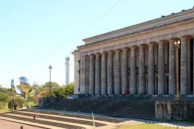 Buenos Aires Üniversitesi Neoklasik Hukuk Fakültesi Arka planda Ünlü Çelik Çiçek Çiçeği Generica, Buenos Aires, Arjantin