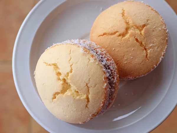 Vista Dall Alto Due Alfajores Dolci Tradizionali Latinoamericani Serviti Piatto — Foto Stock