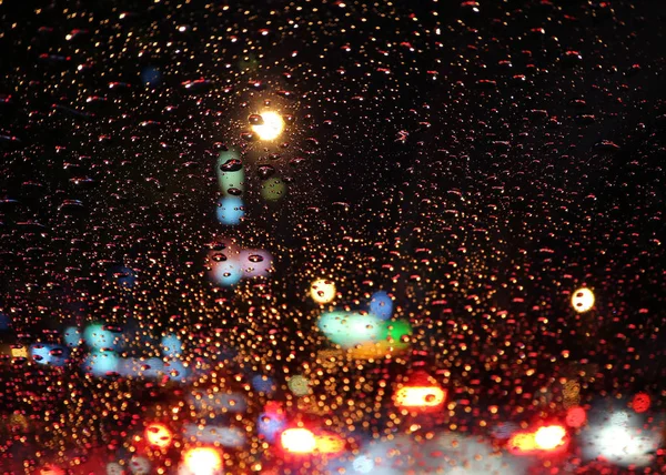 Автомобільне Вітрове Скло Повне Дощів Розмитим Джемом Міській Вулиці Вночі — стокове фото