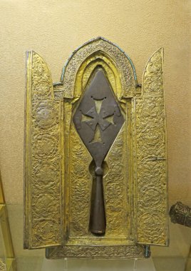 Kutsal Mızrak, Ermenistan 'daki Etchmiadzin Katedrali Müzesi' nde çarmıha gerilen İsa Hung 'un yüzünü deldiğine inanıyordu.