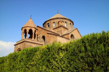 Aziz Hripsime Kilisesi Önplanda Evergreen Çalıları, Vagharshapat Şehri, Ermenistan