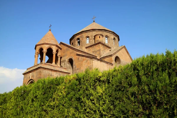 Церковь Святого Рипсима Вечнозелеными Кустарниками Переднем Плане Город Вагаршапат Армения — стоковое фото