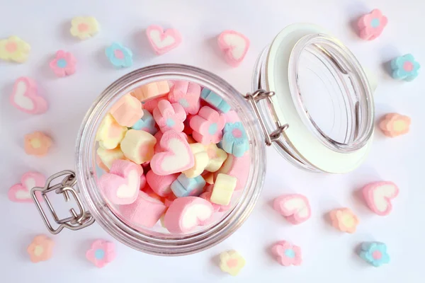 Draufsicht Auf Pastellfarbene Herz Und Blumenförmige Marshmallow Bonbons Einem Glas — Stockfoto