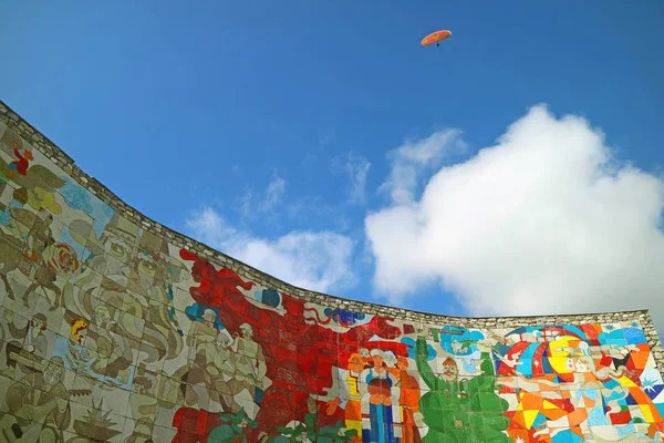 Огромная Красочная Фреска Памятник Российско Грузинской Дружбы Против Яркого Голубого — стоковое фото
