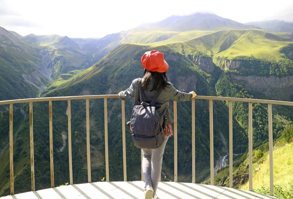 Vrouwelijke Reiziger Bewondert Het Uitzicht Duivelsvallei Uit Rusland Georgië Vriendschapsmonument — Stockfoto