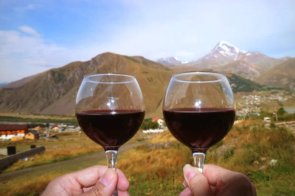 Dois Copos Vinho Tinto Nas Mãos Celebrando Vila Monte Kazbek — Fotografia de Stock