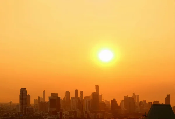 Jasné Slunce Vychází Nad Městem Kopírovacím Prostorem — Stock fotografie