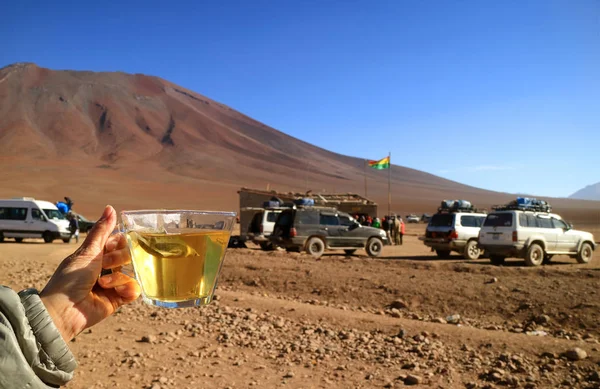 Жіноча Рука Тримає Ранковий Чай Кордоні Чилі Болівії Багатьма Дорожніми — стокове фото