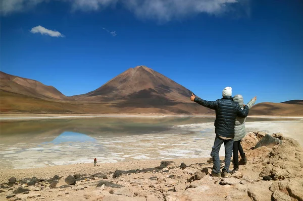 Touristenpaar Sehr Aufgeregt Sehen Wie Sich Die Farbe Des Wassers — Stockfoto