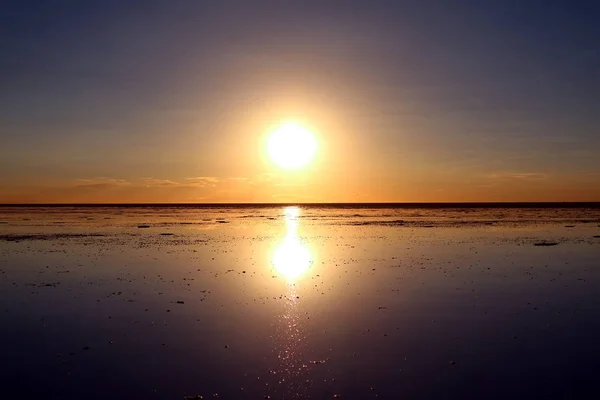 Reflexion Des Berühmten Spiegeleffekts Bei Sonnenuntergang Auf Den Salzebenen Von — Stockfoto