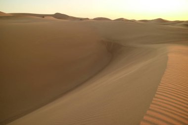 Huacachina Çölü, Ica, Peru, Güney Amerika 'da geniş kum tepeciklerinin ve uzaktan kumul arabasının muhteşem manzarası.